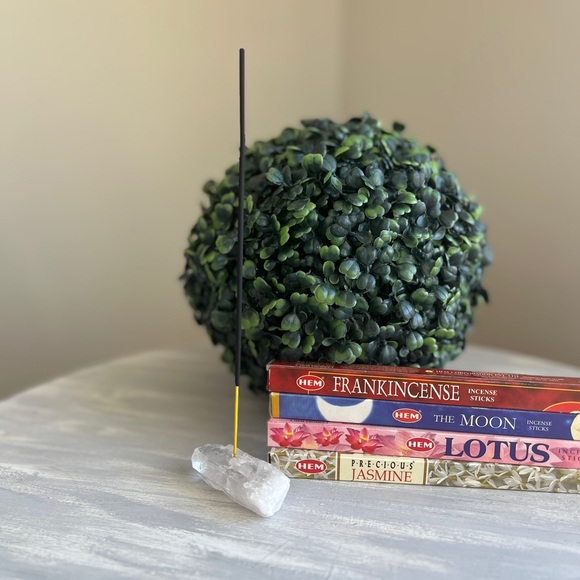 Crystal quartz incense holder with incense - Picture 5 of 7